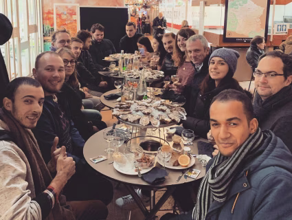  Équipe réunie autour d’un déjeuner convivial avec fruits de mer dans un cadre détendu Équipe réunie autour d’un déjeuner convivial avec fruits de mer dans un cadre détendu