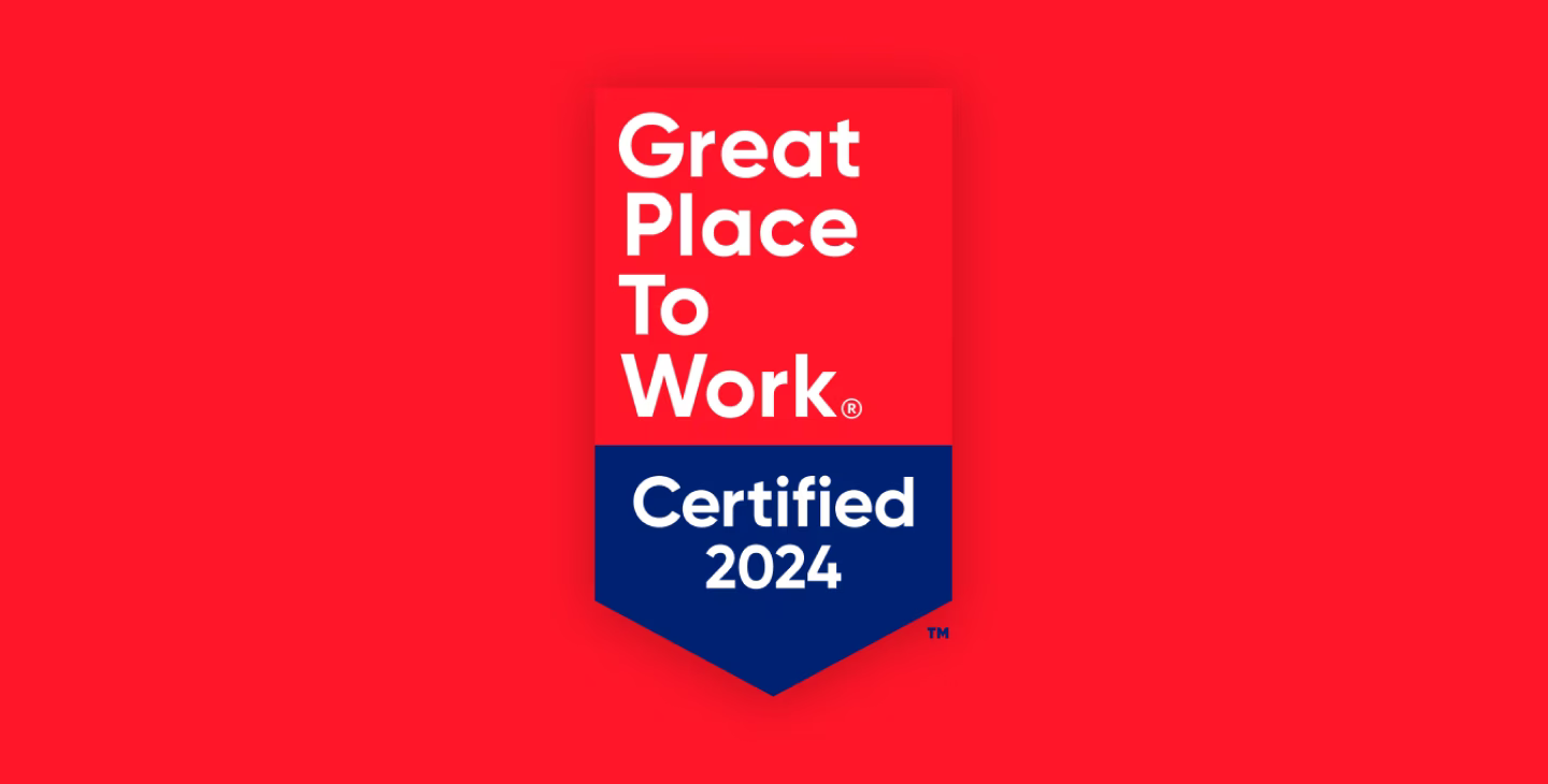 Logo Great Place To Work certifié 2024 sur fond rouge et bleu.
