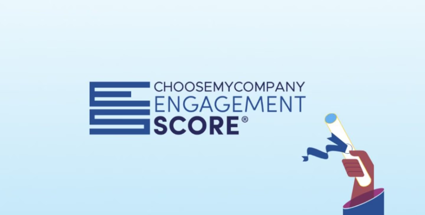 Logo de la certification Choose My Company Engagement Score avec une main tenant un diplôme