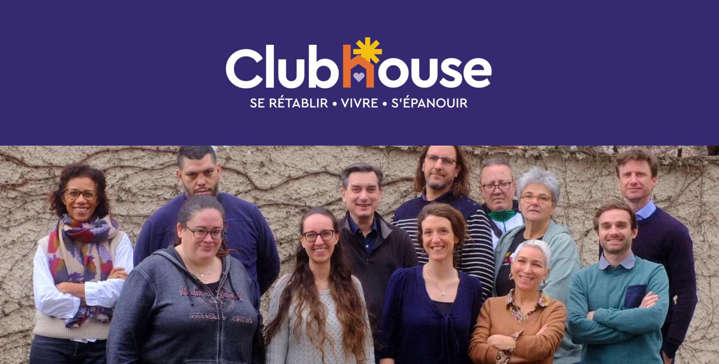 Photo d’équipe de l’association Clubhouse France sous son logo, dédiée au rétablissement et à l’inclusion des personnes vivant avec un trouble psychique