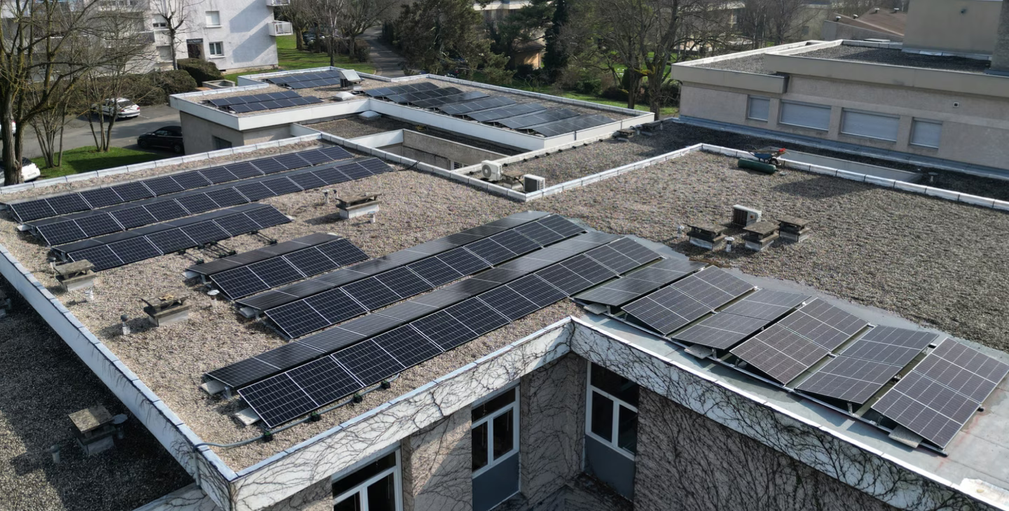 Installation de panneaux solaires photovoltaïques sur le toit plat d’un bâtiment d’entreprise en milieu urbain