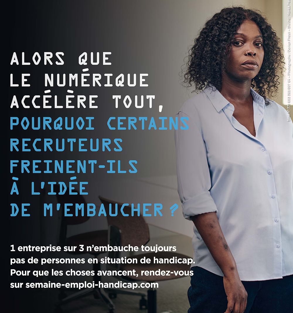 Femme professionnelle avec expression sérieuse en milieu de travail, accompagnée d’un message sur l’importance de l’embauche des personnes en situation de handicap malgré la digitalisation accélérée du recrutement.