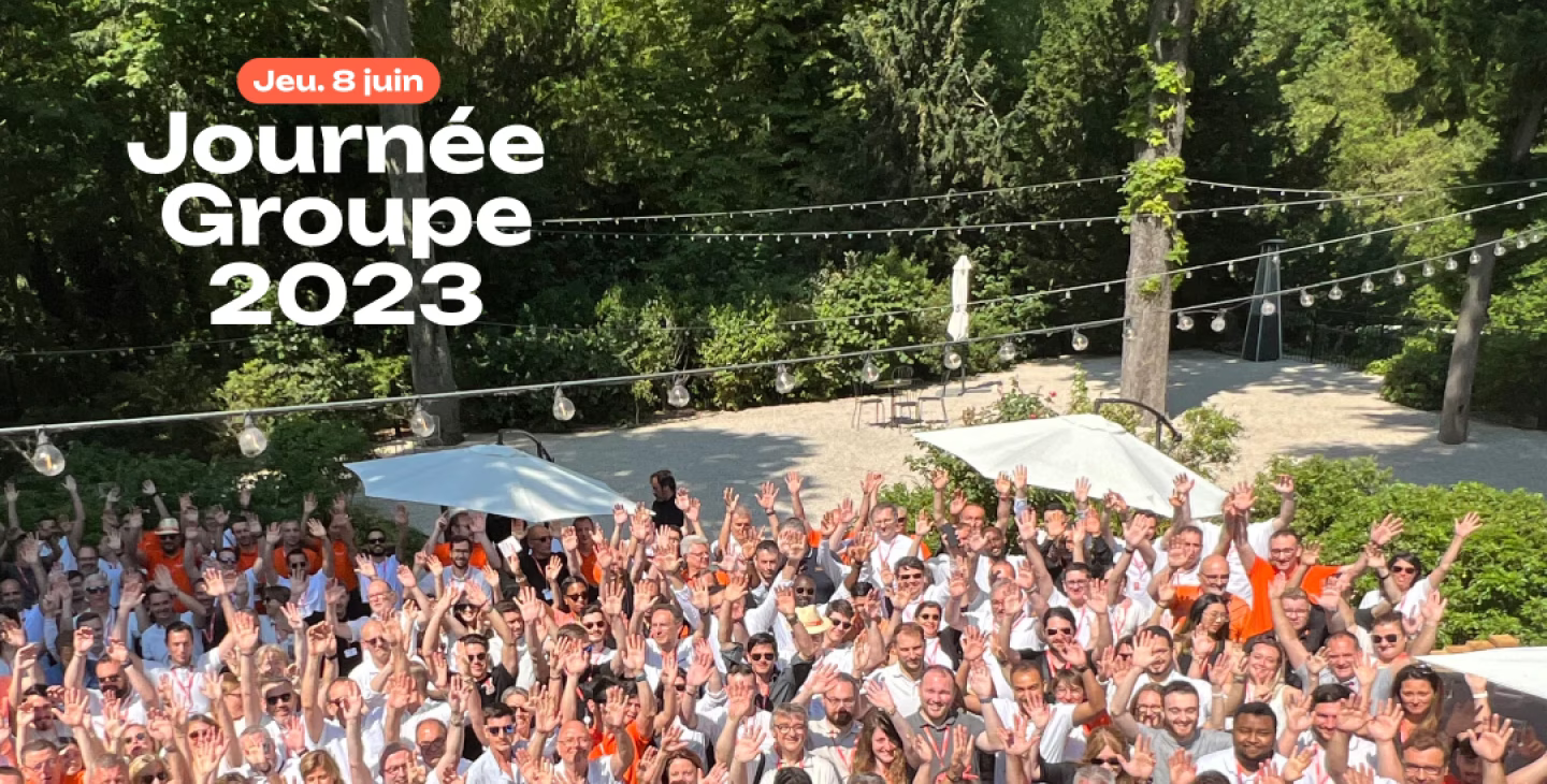 Photo de groupe des collaborateurs de l’entreprise réunis en plein air lors de la Journée Groupe du 8 juin 2023