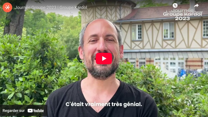 Vignette de la vidéo YouTube “Journée Groupe 2023” avec un collaborateur souriant témoignant devant un bâtiment à colombages