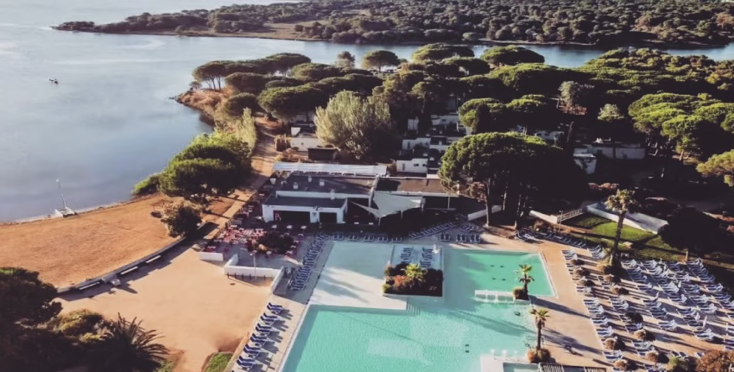 Vue aérienne d’un lieu de séminaire avec piscine et espaces verts pour l’événement KonventionGroupe Kardol 2025.