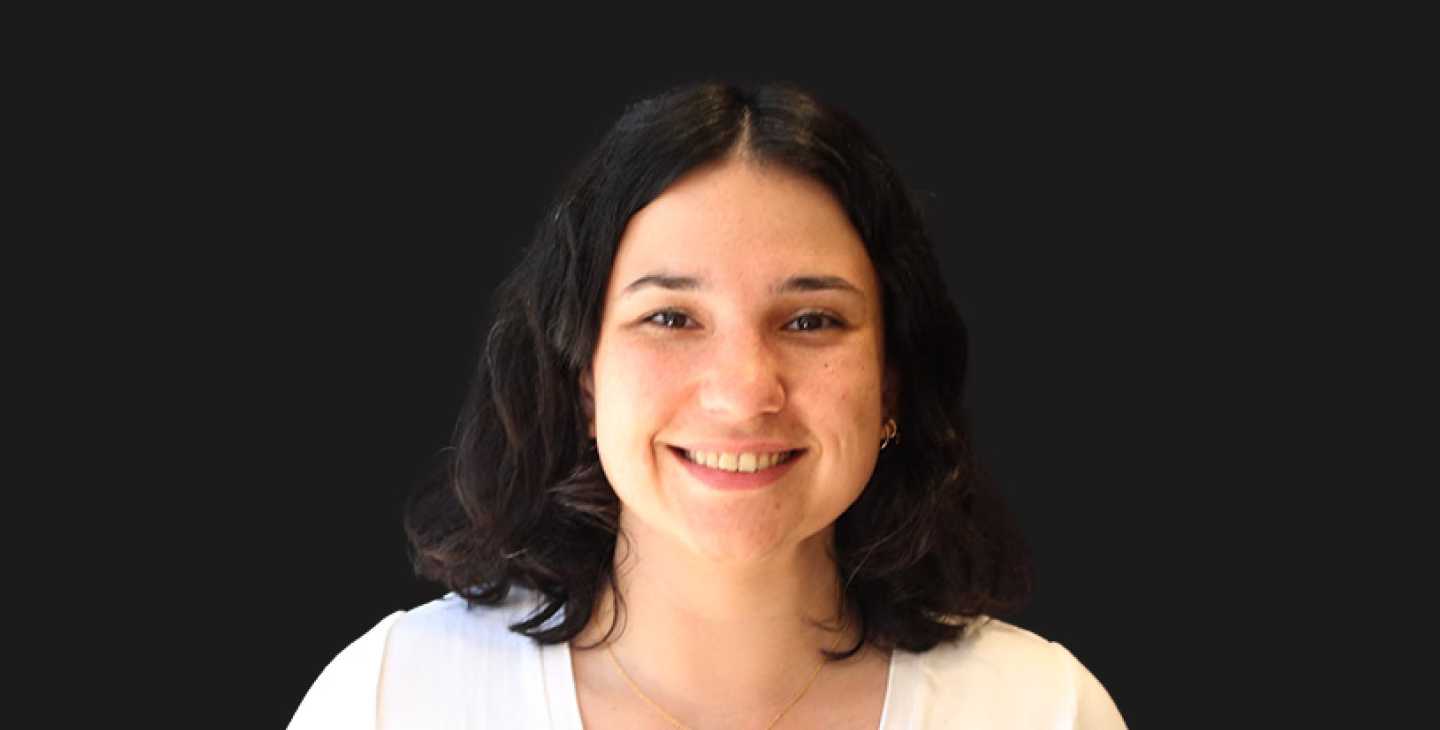 Portrait souriant d’une collaboratrice en fond neutre, destiné à un usage professionnel ou corporate