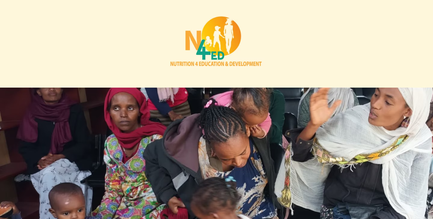 Logo de Nutrition 4 Education & Development avec silhouettes d’une femme et deux enfants sur fond jaune clair