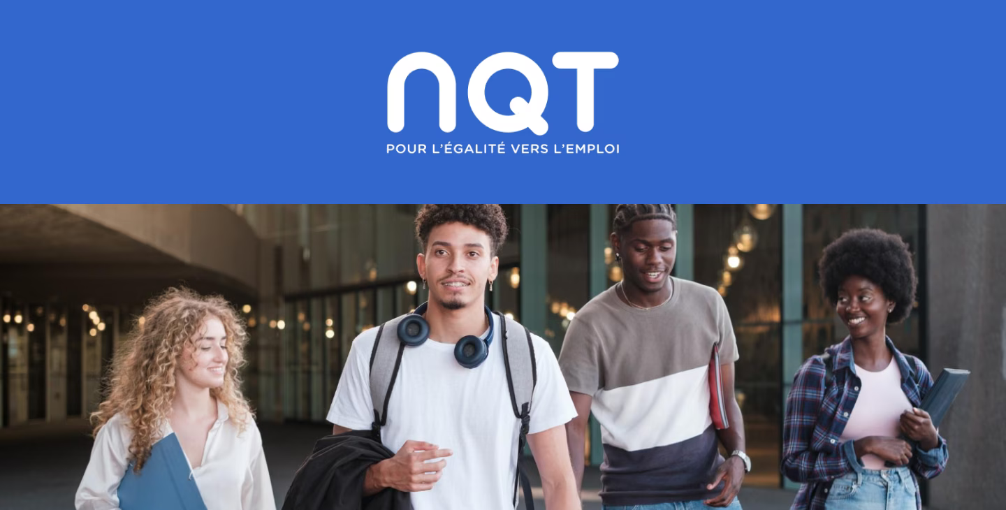 Bannière de l’association NQT – Nos Quartiers ont du Talent, accompagnant des jeunes diplômés vers l’emploi avec un groupe de jeunes souriants en arrière-plan