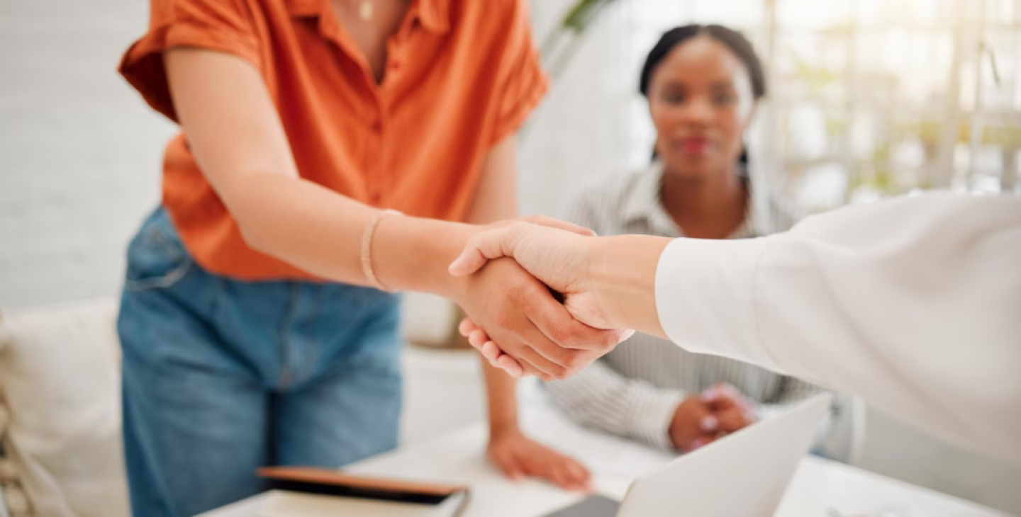 Logo blanc avec une icône de poignée de main représentant la coopération, Groupe Kardol