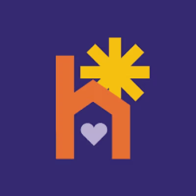 Logo coloré représentant une maison avec un cœur à l’intérieur et un soleil jaune en arrière-plan sur fond violet