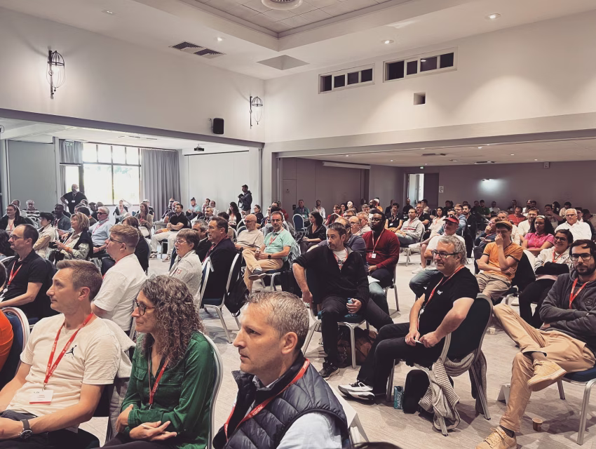 Participants attentifs lors d’une conférence plénière organisée par le Groupe Kardol