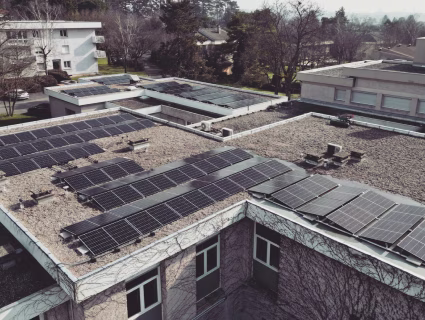 Vue aérienne de toits d’immeubles de l’entreprise Kardol équipés de panneaux solaires photovoltaïques