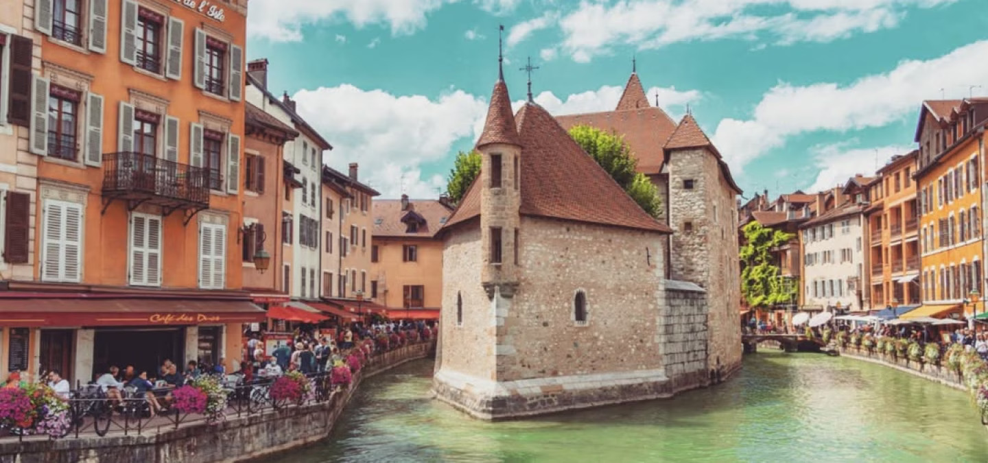 Vue emblématique du canal de la vieille ville d’Annecy avec le Palais de l’Isle et ses bâtiments colorés